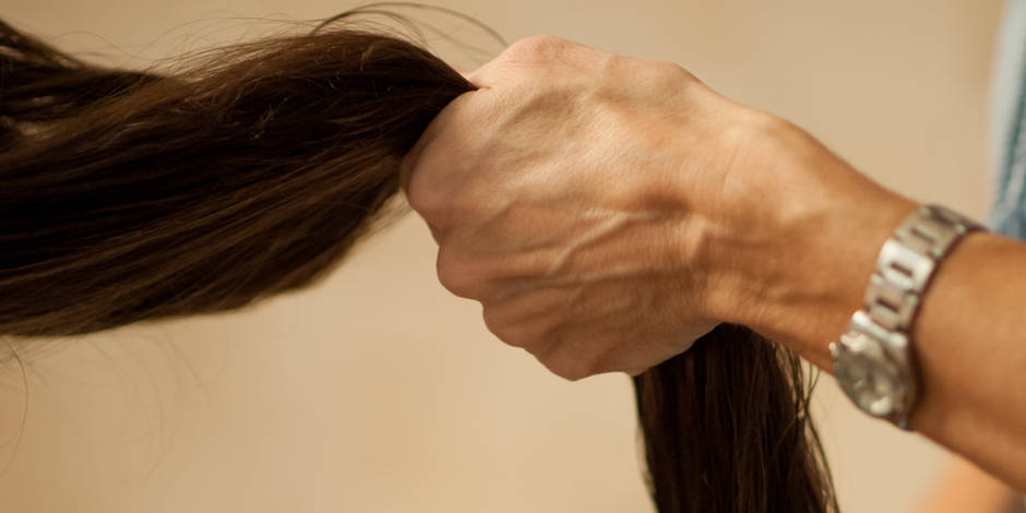 La patronne d un salon de coiffure  lui arrache  les cheveux 