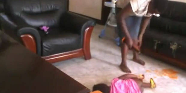 Ouganda La Video Bouleversante D Une Nounou Maltraitant Un Bebe Dh Les Sports