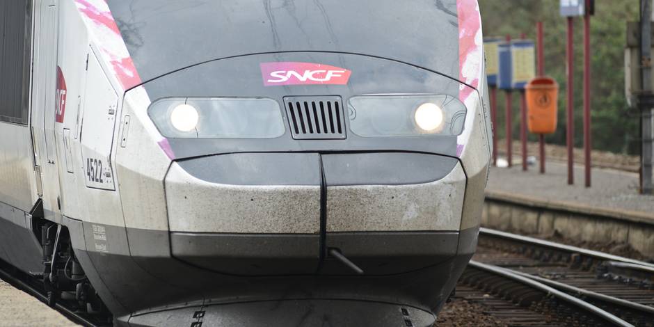 Un Couple Fait Une Pause Cigarette Le Tgv Repart Avec Le Bebe Dh Les Sports