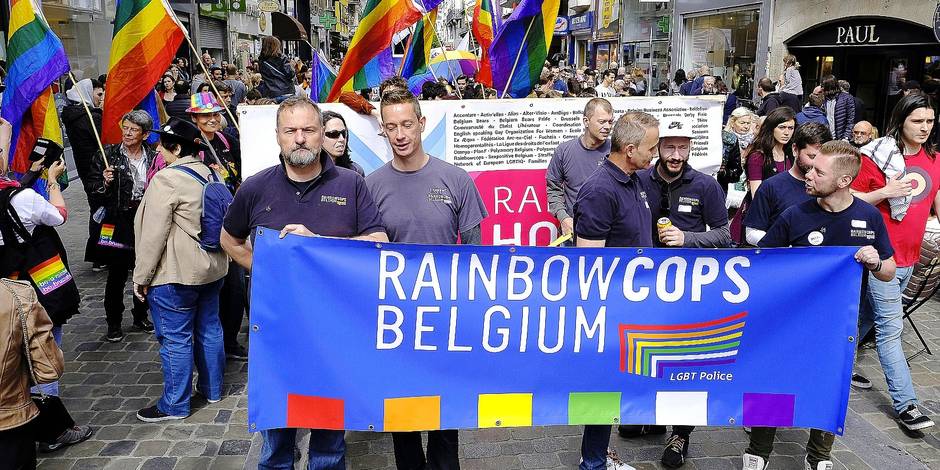 Belgian Pride à Bruxelles: Sur le stand de la police LGBT